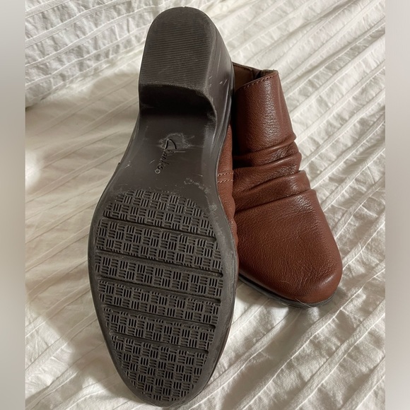 Clarks slides - Picture 3 of 5